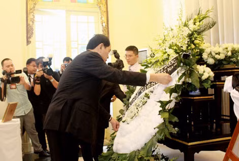 Chủ tịch nước Trần Đại Quang đặt vòng hoa viếng Nhà vua Thái Lan Bhumibol Adulyadej.