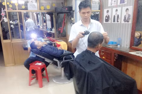Anh Phạm Văn Cường (Anh trai anh Thịnh) và em Vũ Huy Tiến cũng bị câm điếc đang cắt tóc cho khách. Anh Phạm Văn Cường (Anh trai anh Thịnh) và em Vũ Huy Tiến cũng bị câm điếc đang cắt tóc cho khách.
