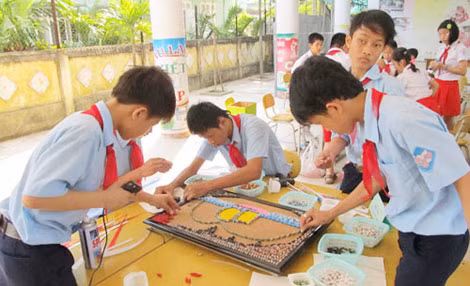 Học sinh tiểu học tham gia thi sáng tạo khoa học.