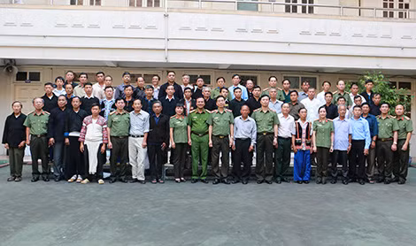 Các đại biểu chụp ảnh lưu niệm nhân buổi gặp mặt.