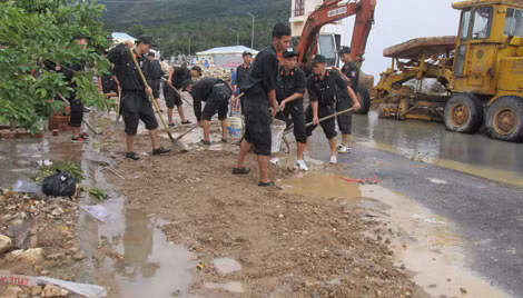 Tiểu đoàn 1, Tiểu đoàn 2 giúp dân thu dọn vệ sinh, tu sửa đường giao thông nông thôn ở Bình Định, Quảng Ngãi.