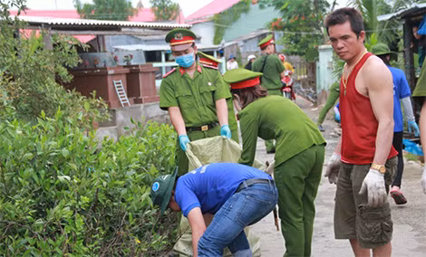 Đào ụ trồng cây ở khu ngập mặn.
