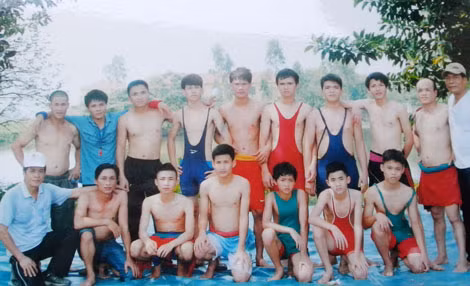 Ông Phong chụp ảnh kỷ niệm cùng các học trò.