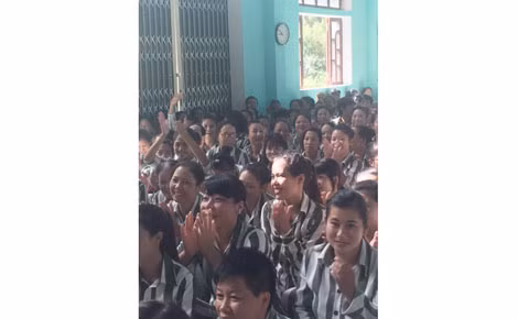 Các phạm nhân vỗ tay tán thưởng khi thắc mắc của mình được Ban Giám thị giải đáp.