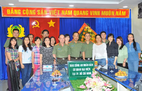 Thượng tướng Phạm Dũng, Thứ trưởng Bộ Công an tặng hoa và chụp hình lưu niệm cùng tập thể cơ quan đại diện báo CAND tại TP Hồ Chí Minh.