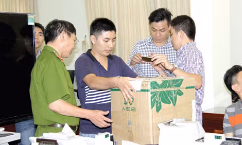 Lực lượng Công an phối hợp với Viện Kiểm sát kiểm đếm tài sản thu giữ của đối tượng Sa Ga.