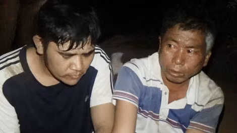 Hai đối tượng Hà Phú Trương và Châu Văn Thắng bị khống chế khi đang vận chuyển thuốc lá lậu qua biên giới. Hai đối tượng Hà Phú Trương và Châu Văn Thắng bị khống chế khi đang vận chuyển thuốc lá lậu qua biên giới.