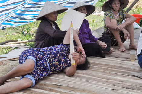 Nhiều người già ăn nằm ở chân núi Thoong để phản đối việc xây dựng nhà máy xử lý rác thải.