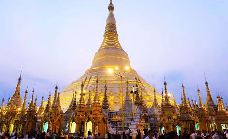 Chùa Vàng Shwedagon vào đêm.
