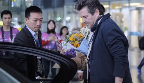 Thomas Anders nhanh chóng di chuyển lên xe để về khách sạn nghỉ ngơi. Chiều 25-11, ông có buổi gặp gỡ với truyền thông Việt Nam trước liveshow. Nam ca sĩ sẽ trình diễn hai đêm vào 26 và 27-11. Thomas Anders nhanh chóng di chuyển lên xe để về khách sạn nghỉ ngơi. Chiều 25-11, ông có buổi gặp gỡ với truyền thông Việt Nam trước liveshow. Nam ca sĩ sẽ trình diễn hai đêm vào 26 và 27-11.