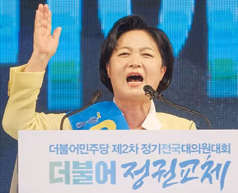 Chủ tịch đảng Dân chủ đồng hành Choo Mi-ae khẳng định: “Người dân Hàn Quốc không muốn bước sang năm 2017 với việc bà Park vẫn tiếp tục là Tổng thống”. Chủ tịch đảng Dân chủ đồng hành Choo Mi-ae khẳng định: “Người dân Hàn Quốc không muốn bước sang năm 2017 với việc bà Park vẫn tiếp tục là Tổng thống”.