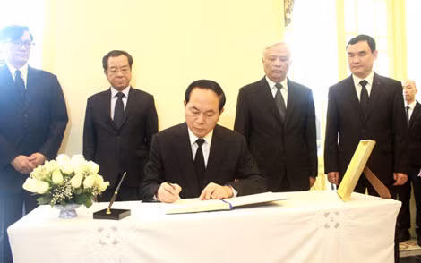 Chủ tịch nước Trần Đại Quang ghi sổ tang viếng Nhà Vua Thái Lan Bhumipol Adulyadej.