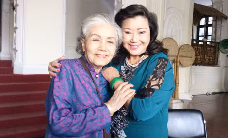 Sầu nữ Út Bạch Lan (ngoài cùng bên trái) và NSND Kim Cương.