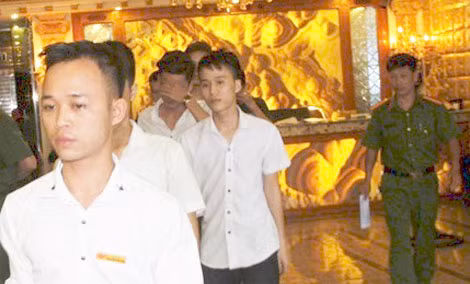 Triệu tập các nhân viên nhà hàng karaoke RUBY về cơ quan Công an lấy lời khai.