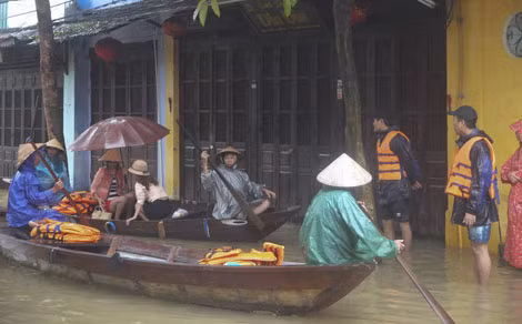 Hội An nước vượt báo động 3, nhiều nhà dân bị ngập sâu hơn 0,5m.