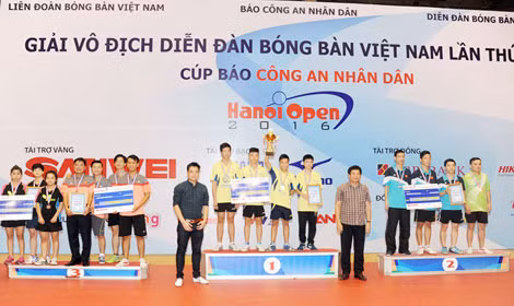 Ông Ðặng Việt Phương, Giám đốc Công ty TNHH Đầu tư và Phát triển Phương Việt trao giải cho các vận động viên đoạt giải đồng đội hạng C tại Giải Giải Diễn đàn Bóng bàn Việt Nam lần thứ 10 cúp Báo CAND.