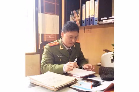 Thiếu tá Hoàng Ngọc Quang đang nghiên cứu hồ sơ một vụ án.