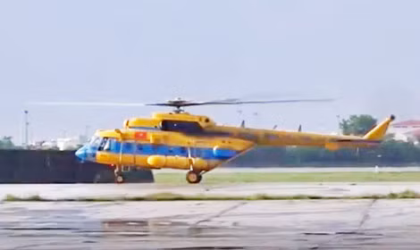 Sau hành trình bay ra Trường Sa cứu nạn, máy bay trực thăng đưa ngư dân về đến sân bay Tân Sơn Nhất.