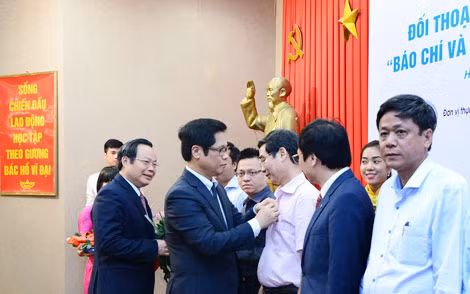 VCCI trao kỷ niệm chương "Vì sự nghiệp phát triển doanh nghiệp" cho Tổng Biên tập Báo Công an nhân dân Phạm Văn Miên. VCCI trao kỷ niệm chương "Vì sự nghiệp phát triển doanh nghiệp" cho Tổng Biên tập Báo Công an nhân dân Phạm Văn Miên.