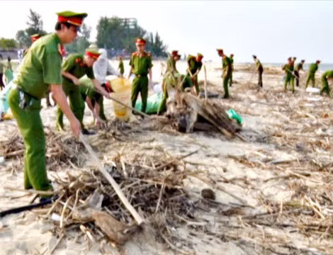 Gần 200 đoàn viên thanh niên Công an Quảng Bình hưởng ứng chiến dịch "Làm sạch biển".