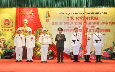 Thừa ủy quyền của lãnh đạo Đảng, Nhà nước, Thứ trưởng Nguyễn Văn Thành đã trao Bằng Huân chương bảo vệ Tổ quốc hạng Nhì cho tập thể Cục công tác đảng và công tác quần chúng.