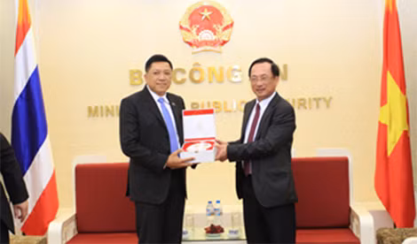 Thứ trưởng Nguyễn Văn Thành tặng quà lưu niệm ngài Trairat Amatayakul.