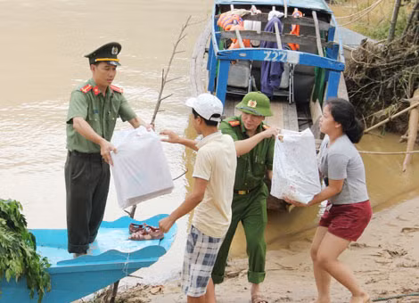 Đoàn công tác xã hội từ thiện Báo CAND-Chuyên đề ANTG thuê đò chở lương thực đến hỗ trợ người dân thôn Trằm Mé, xã Sơn Trạch, Bố Trạch, Quảng Bình khi nước lũ đang vây quanh. Đoàn công tác xã hội từ thiện Báo CAND-Chuyên đề ANTG thuê đò chở lương thực đến hỗ trợ người dân thôn Trằm Mé, xã Sơn Trạch, Bố Trạch, Quảng Bình khi nước lũ đang vây quanh.