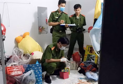Cảnh sát khám nghiệm hiện trường một vụ giết - cướp tài sản tại nhà riêng.
