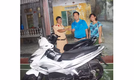 CBCS đội CSGTTT công an huyện Thủy Nguyên trao trả xe máy cho người dân.