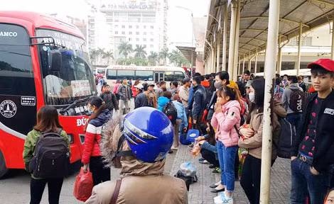 Nhiều nhà xe lúng túng không xuất bến vì bị điều chuyển tuyến chạy.