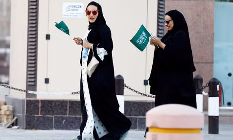 Nhiều công việc hàng ngày, phụ nữ Arab Saudi cần phải có sự cho phép của người giám hộ nam giới. Nhiều công việc hàng ngày, phụ nữ Arab Saudi cần phải có sự cho phép của người giám hộ nam giới.