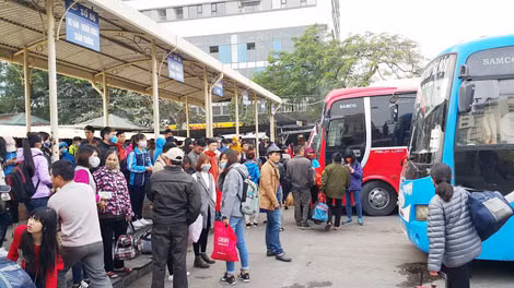 Nhiều hành khách quê Nam Định chờ xe để được về quê