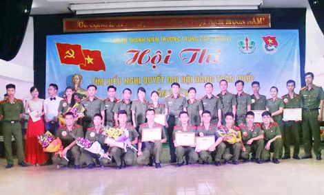 Các đại biểu và thành viên đội thi chụp ảnh lưu niệm.