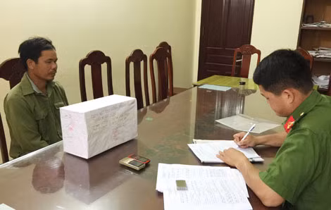 Vân và tang vật vụ án tại cơ quan Công an.