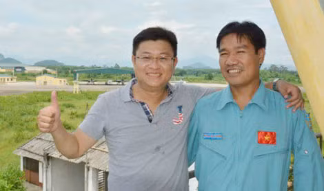 Thiếu tá Nguyễn Hữu Cường (phải) là phi công cấp 3, một trong hai người trên chiếc tiêm kích Su-30MK2 8585.