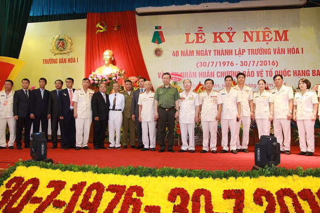 Bộ trưởng Tô Lâm cùng các thế hệ thầy giáo, cô giáo trường Văn hoá I. Bộ trưởng Tô Lâm cùng các thế hệ thầy giáo, cô giáo trường Văn hoá I.