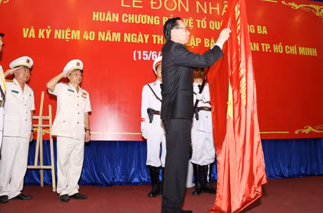 Thực hiện nghi thức gắn Huân chương Bảo vệ Tổ quốc hạng Ba lên Lá cờ truyền thống của Báo CATP. Thực hiện nghi thức gắn Huân chương Bảo vệ Tổ quốc hạng Ba lên Lá cờ truyền thống của Báo CATP.