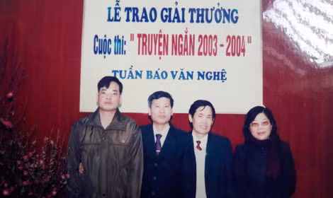 Các nhà văn tại lễ trao giải thưởng truyện ngắn của Báo Văn nghệ Việt Nam. Các nhà văn tại lễ trao giải thưởng truyện ngắn của Báo Văn nghệ Việt Nam.