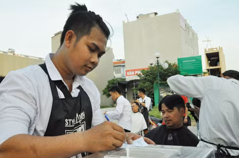 Để được vào cắt tóc, khách hàng chỉ cần ghi vào phiếu rồi chờ đến lượt. Để được vào cắt tóc, khách hàng chỉ cần ghi vào phiếu rồi chờ đến lượt.
