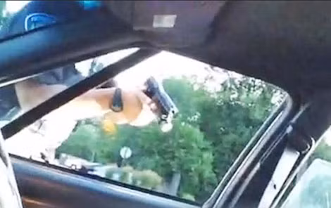 Cảnh sát chĩa súng sau khi bắn chết Philando Castile.