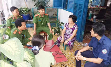 Cơ quan chức năng làm việc với bà Trinh.