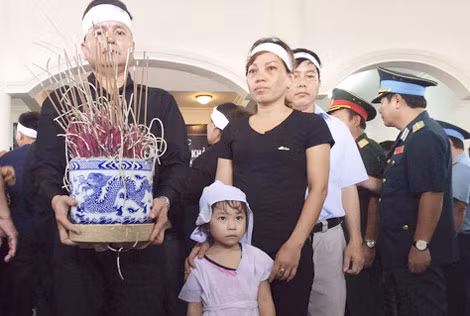 Con gái Đại tá phi công Trần Quang Khải tại đám tang của cha mình.