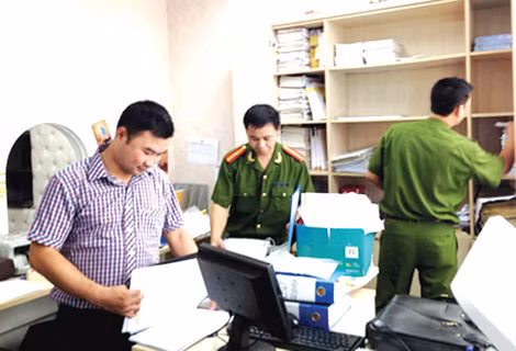 Cơ quan điều tra khám xét, thu giữ tài sản phạm tội tại Công ty Khải Thái.