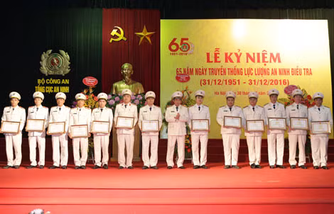 Trung tướng Bùi Đăng Yến, Phó tổng cục trưởng Tổng cục An ninh tặng Bằng khen của Tổng cục An ninh cho các tập thể và cá nhân.
