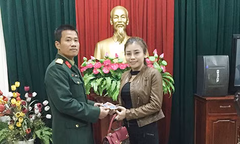 Chị Q.A cảm ơn Trung úy Hà Văn Kiên. Chị Q.A cảm ơn Trung úy Hà Văn Kiên.