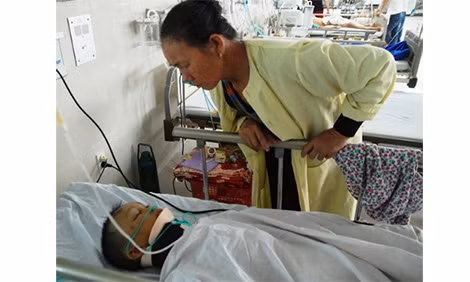 Cháu Ngô Quang Trịnh đang được điều trị tại Bệnh viện Hữu nghị Việt Nam - Cu Ba Đồng Hới.