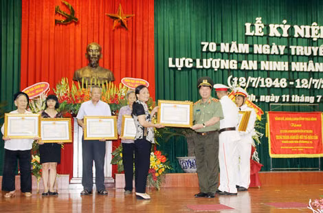 Thừa ủy quyền của Chủ tịch nước, Thứ trưởng Bùi Văn Nam, trao tặng Huy chương Chiến sỹ Vẻ vang tặng đại diện thân nhân và các cá nhân được khen thưởng.