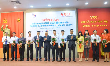 Phó Chủ tịch Quốc Hội Phùng Quốc Hiển, Chủ tịch Hội nhà báo Thuận Hữu và Chủ tịch VCCI Vũ Tiến Lộc tặng kỷ niệm chương và hoa cho lãnh đạo các báo. Phó Chủ tịch Quốc Hội Phùng Quốc Hiển, Chủ tịch Hội nhà báo Thuận Hữu và Chủ tịch VCCI Vũ Tiến Lộc tặng kỷ niệm chương và hoa cho lãnh đạo các báo.