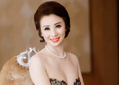 Người đẹp Thái Nhã Vân – từng là tâm điểm của dư luận khi thực hiện bộ ảnh gây tranh cãi “Thoát nude để thiền” năm 2013 – được trao danh hiệu Á hậu tại cuộc thi “Hoa hậu Việt Nam toàn cầu” vào tháng 7-2016.