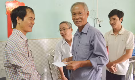 Đoàn công tác Báo Công an nhân dân, cơ quan đại diện tại TP Hồ Chí Minh, trao tiền ủng hộ của bạn đọc cho gia đình cô Thanh Liên.
